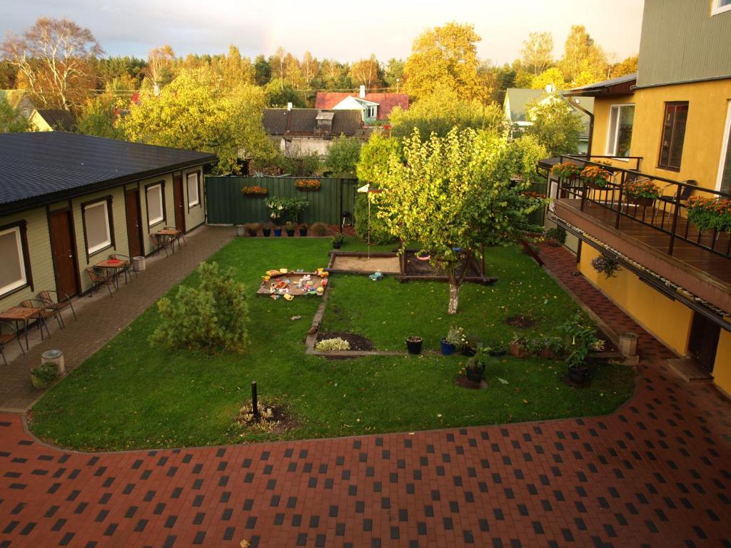 派尔努玛尼库旅馆的后院的空中景致,花园