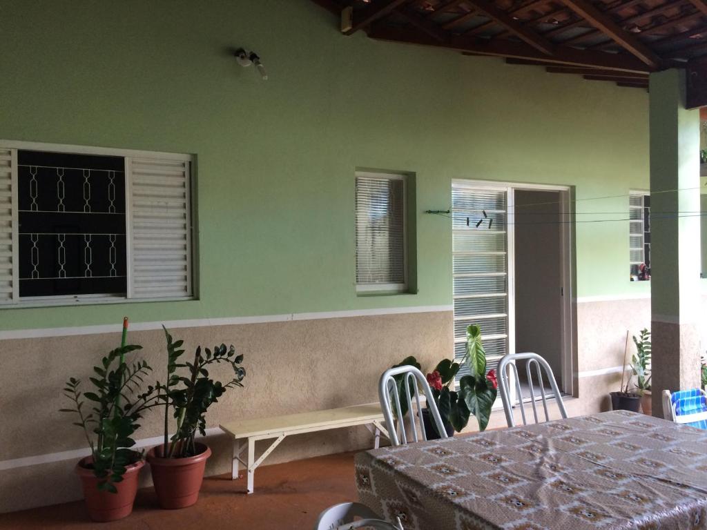 坎皮纳斯Casa Prox Camara Municipal的用餐室配有桌椅和植物