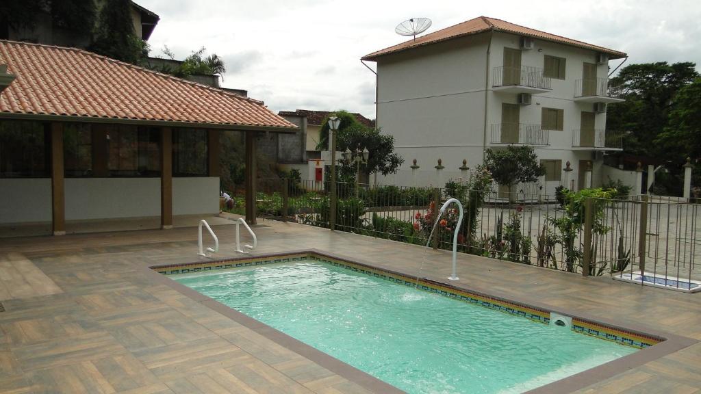 康赛瓦托利亚Residencial Mb的房屋前的游泳池