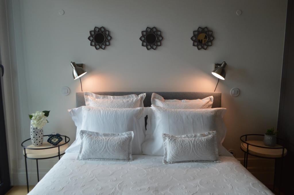 波尔图Camões by Trindade Sweet Home的卧室配有带4个枕头的白色床