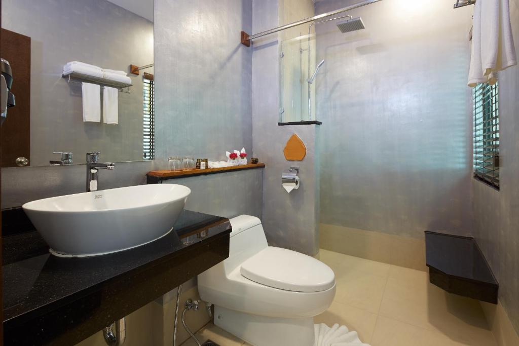 南芭堤雅芭提雅玛瑙精品度假村的浴室配有白色卫生间和盥洗盆。