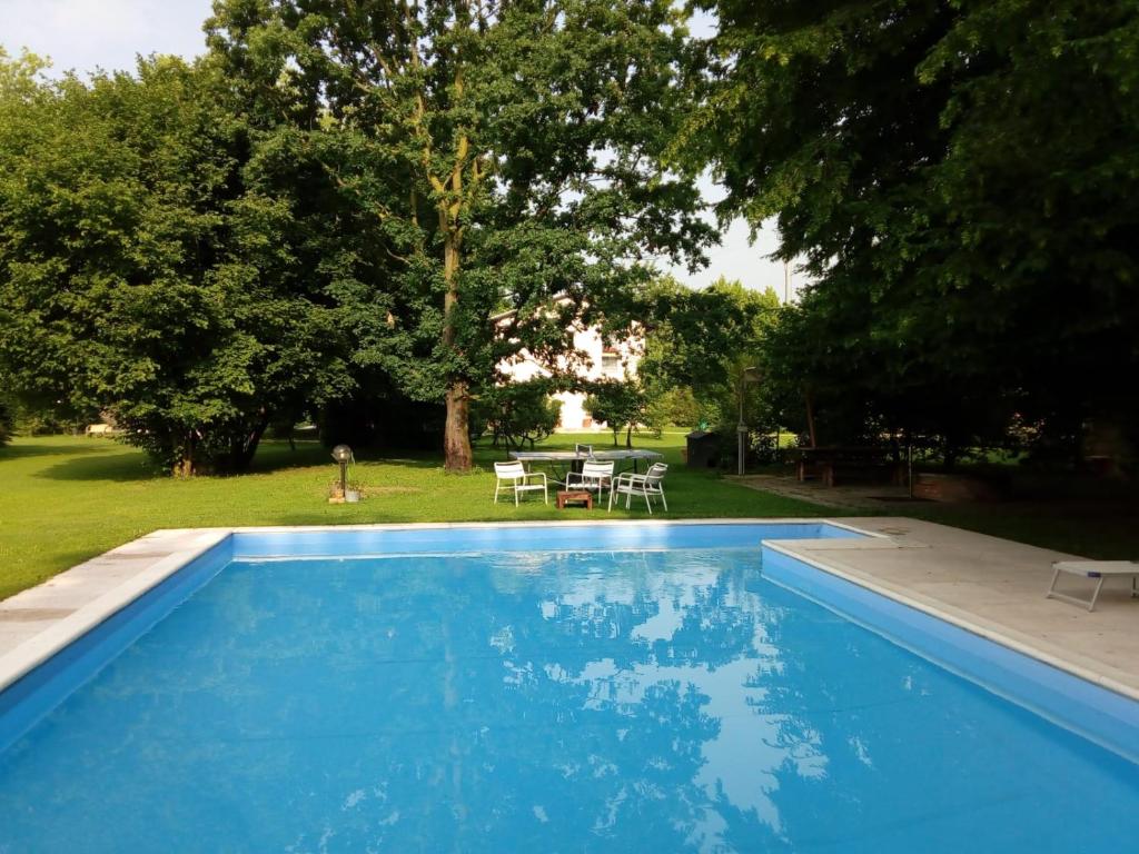 佐罗布兰科SoloQui的庭院里的一个蓝色游泳池,配有桌子