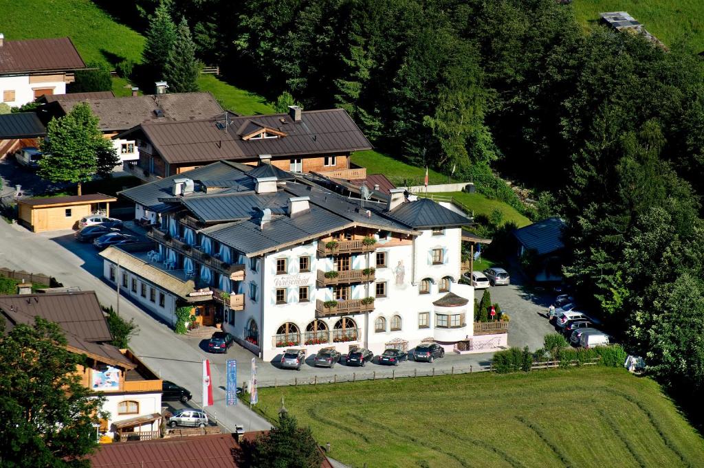 基茨比厄尔附近奥拉赫Hotel Wiesenegg的村庄中一座大建筑的空中景观
