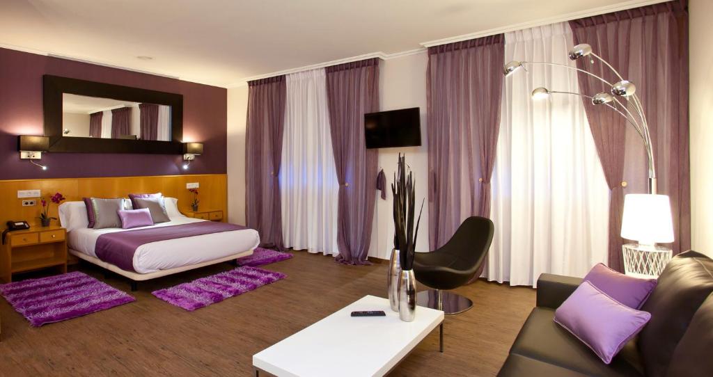 布里拉蒂卡波帕拉西奥水晶酒店的酒店客房,配有床和沙发