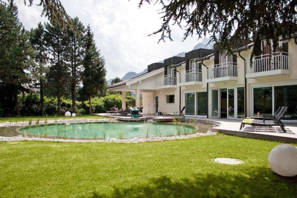 阿尼夫动量酒店的庭院内带游泳池的房子