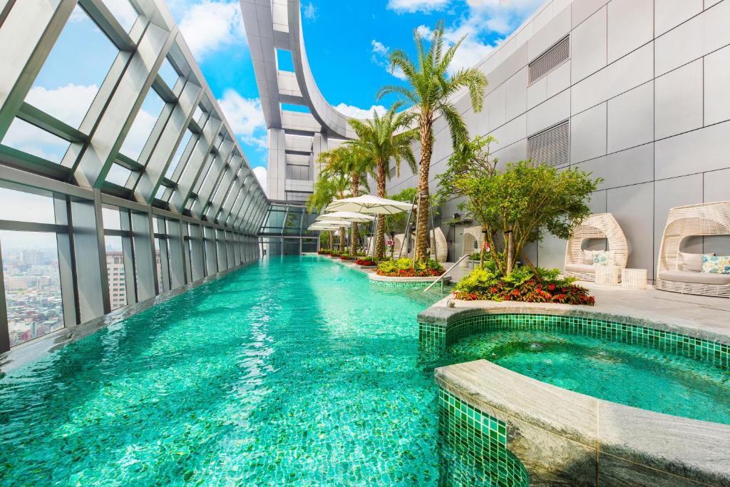 台北板桥凯撒大饭店 的一座建筑物中央的游泳池