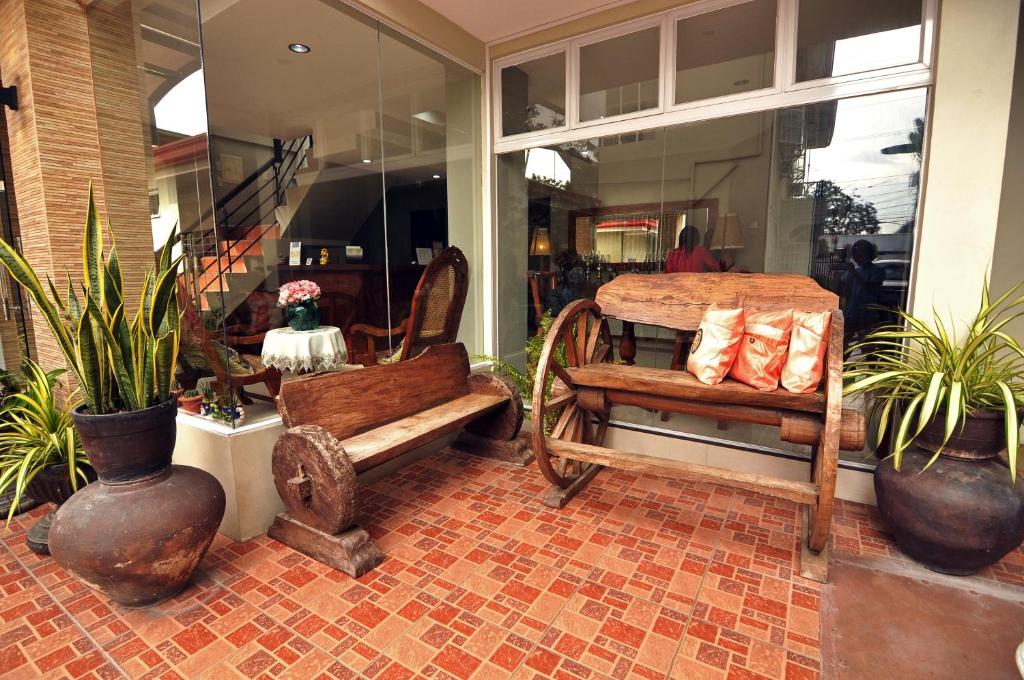 塔比拉兰海港花园旅游宾馆的带有长凳和盆栽的储藏窗口