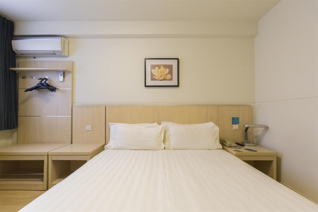 Getang锦江之星品尚南京葛塘地铁站美利广场酒店的卧室配有一张白色大床