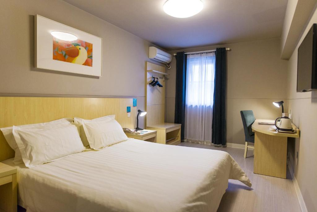 福州锦江之星风尚福州福马路鼓山酒店的酒店客房设有白色的床和窗户。
