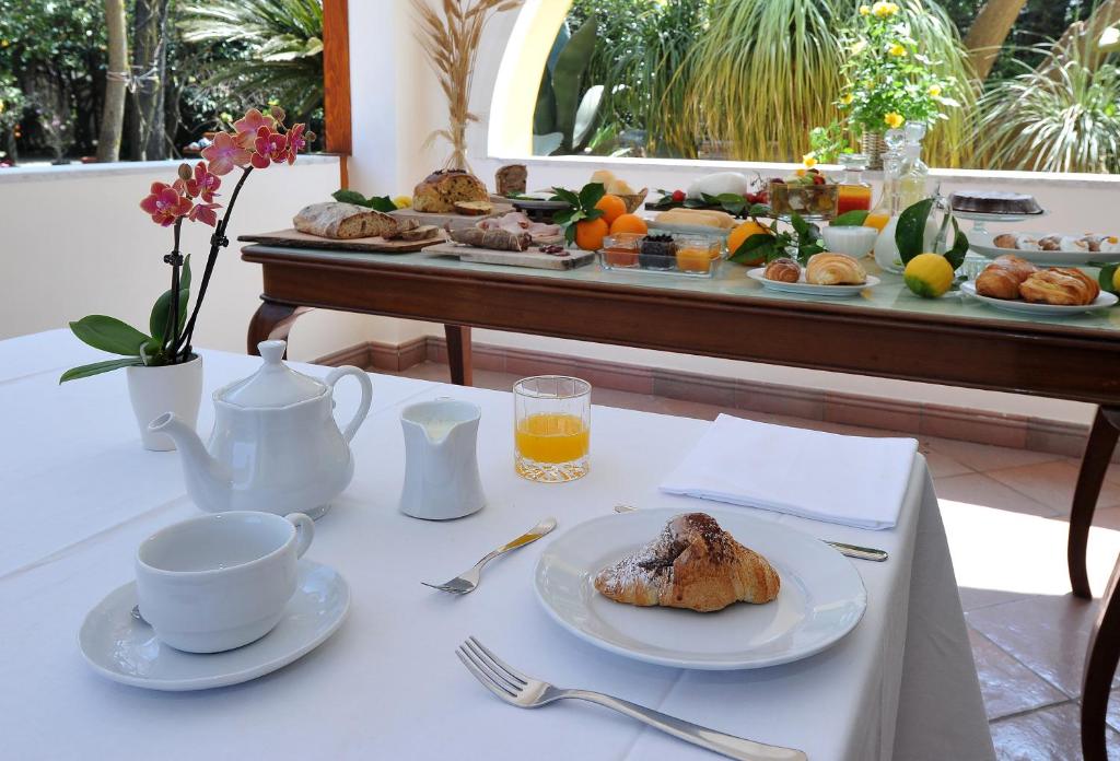 皮雅诺迪索伦托加吉亚住宿加早餐旅馆的餐桌,桌上有一盘食物和咖啡,桌子和早餐