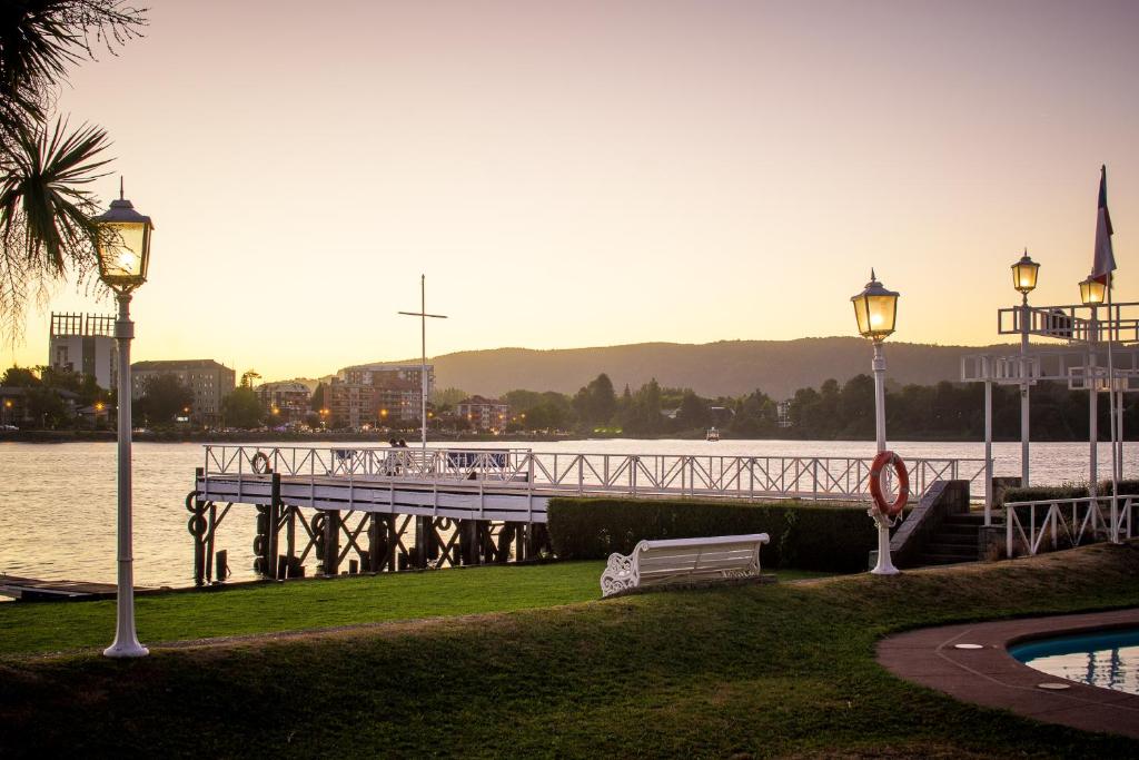 瓦尔迪维亚Villa del Rio Express的两盏灯,靠近水体的码头