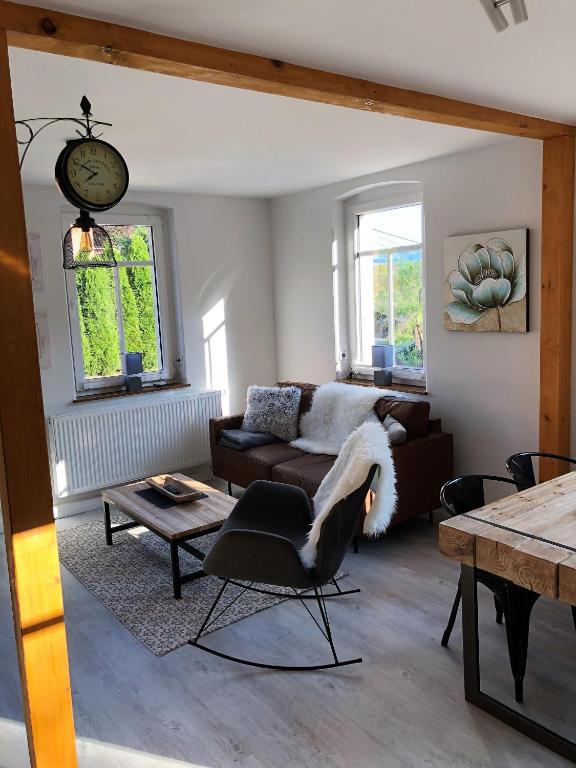 柯尼希施泰因易北Fuchsbau的客厅配有沙发和桌子