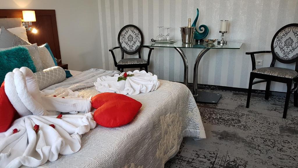 新松奇Cynamon的酒店客房,配有带毛巾的床