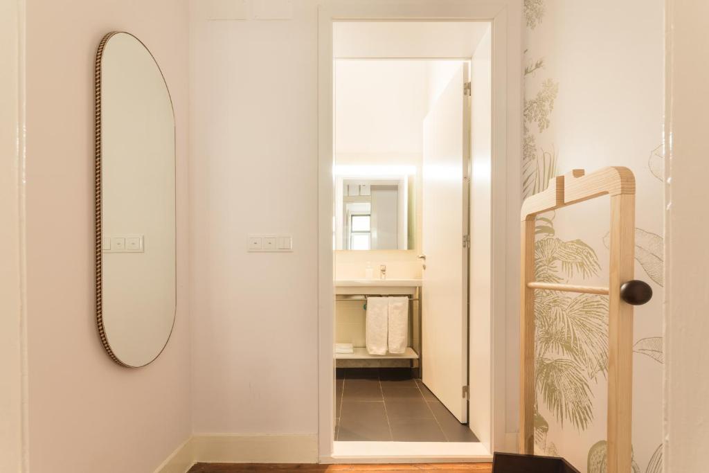 里斯本韦逊娜公寓的一间带镜子和步入式衣柜的浴室