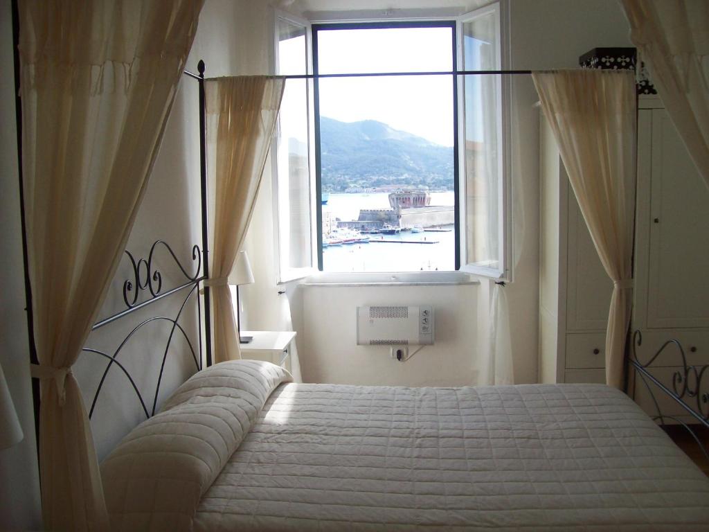 费拉约港Porta del Mare的一间卧室设有一张大床和大窗户