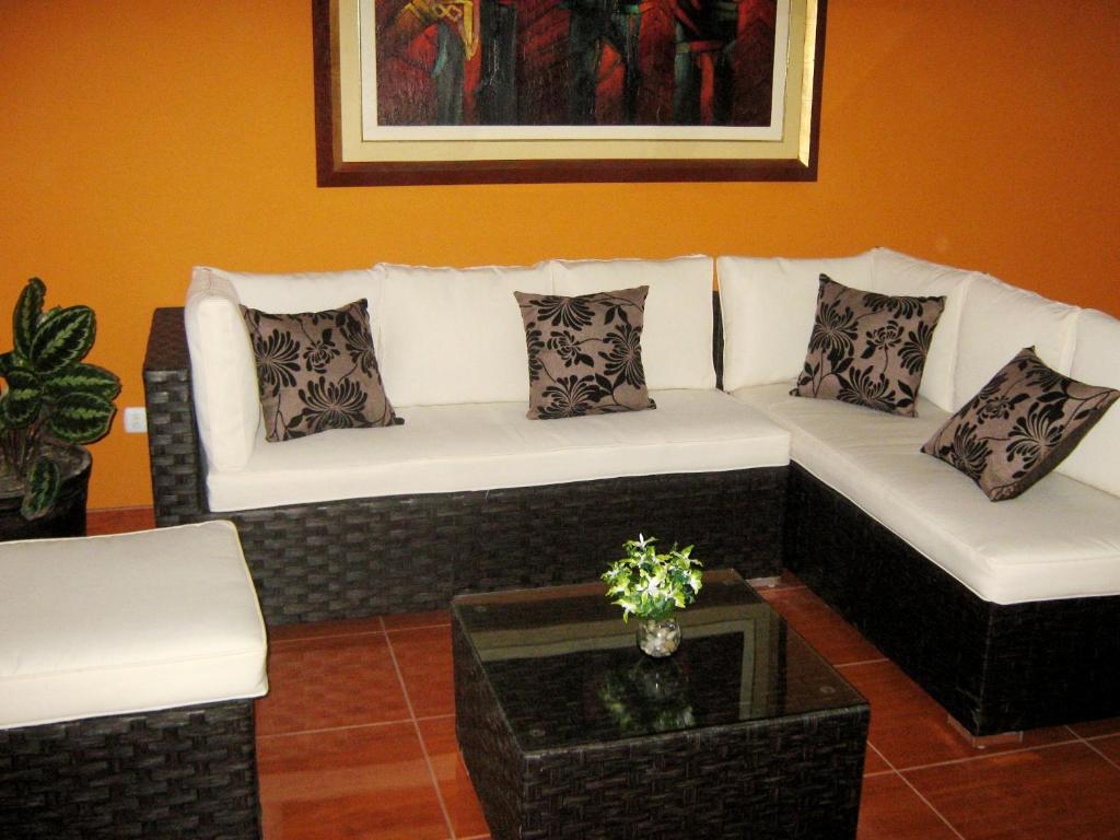 利马apartamentos Los cedros的客厅配有2张白色沙发和1张桌子