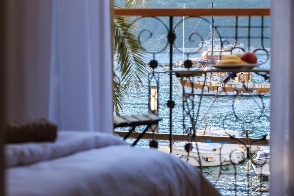 科米扎Seafront rooms Koluna的一间卧室享有水中船只的景致