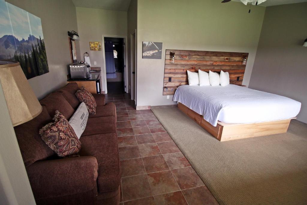 BakerHidden Canyon Retreat的一间卧室配有一张床和一张沙发