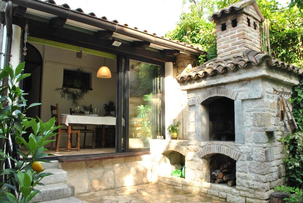 普拉Old Town Uspon的房屋前设有带石制壁炉的庭院。