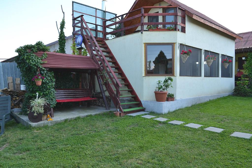 穆里吉奥尔Casa Chitu的庭院中设有楼梯和长凳的房子