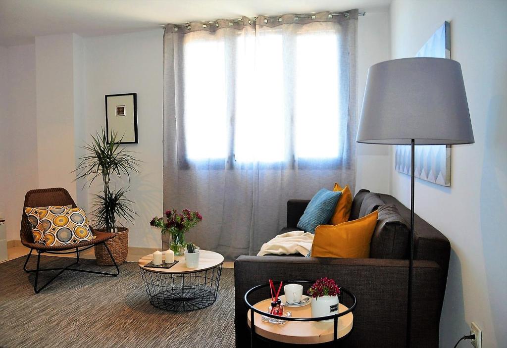 圣克鲁斯-德特内里费Apartamento Torre1的客厅配有沙发和2张桌子