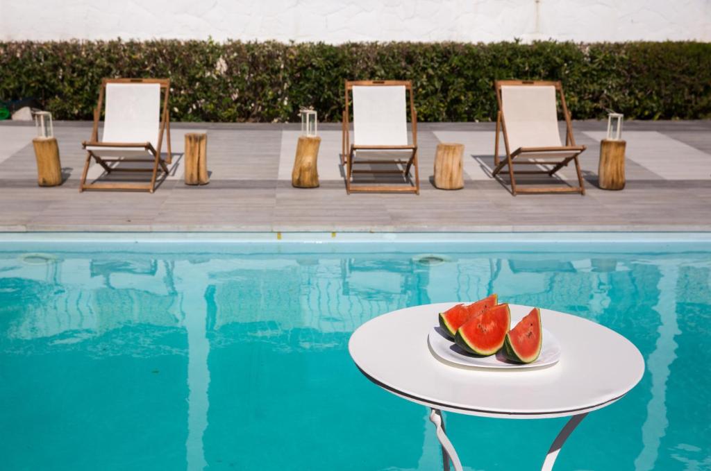 托隆阿莫斯吐露港旅馆的游泳池旁的一张桌子上放着水果