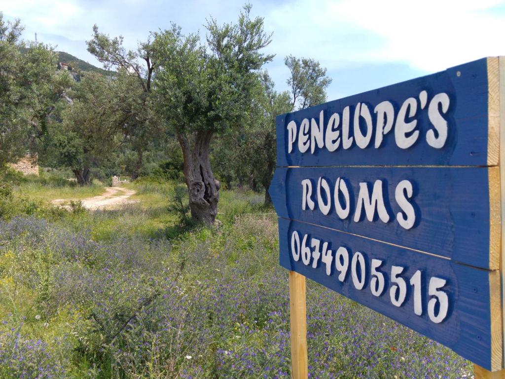 德尔米Penelope's Rooms的绿地中的蓝标,有树