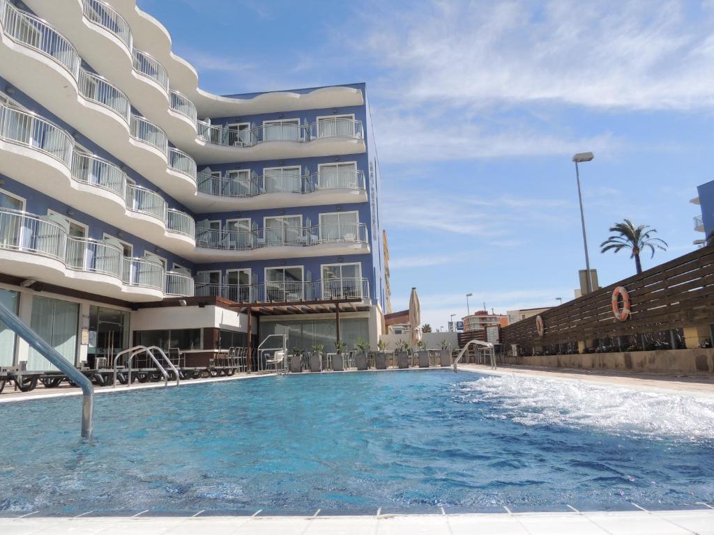 坎布里尔斯凯撒奥古斯都酒店的酒店前方的大型游泳池