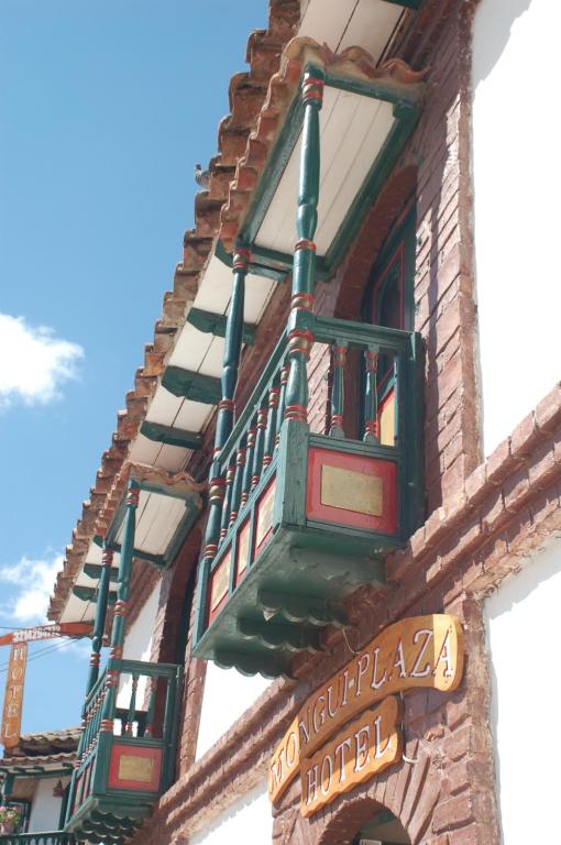 蒙圭Mongui Plaza Hotel的建筑物一侧的标志