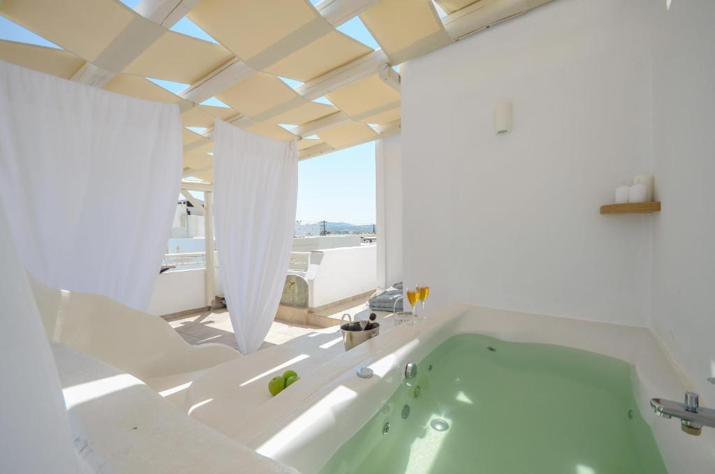 纳克索乔拉Blue Sky Summer的一间位于客房内的带绿色浴缸的浴室