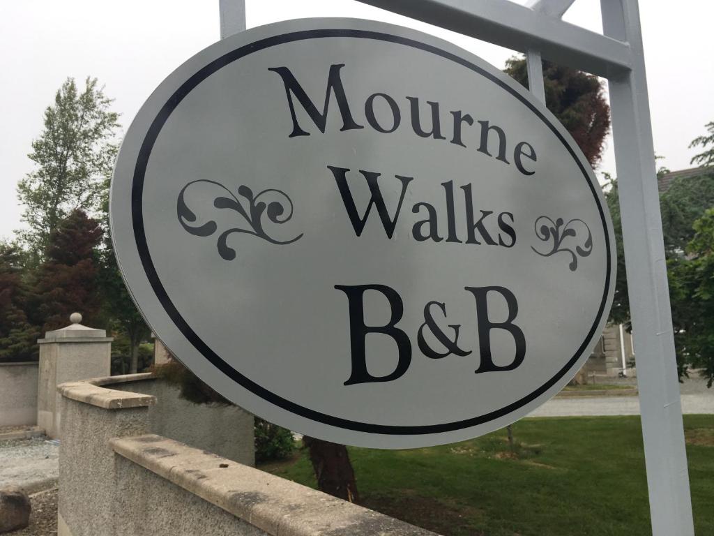 安纳隆Mourne Walks B & B的山间步道标志