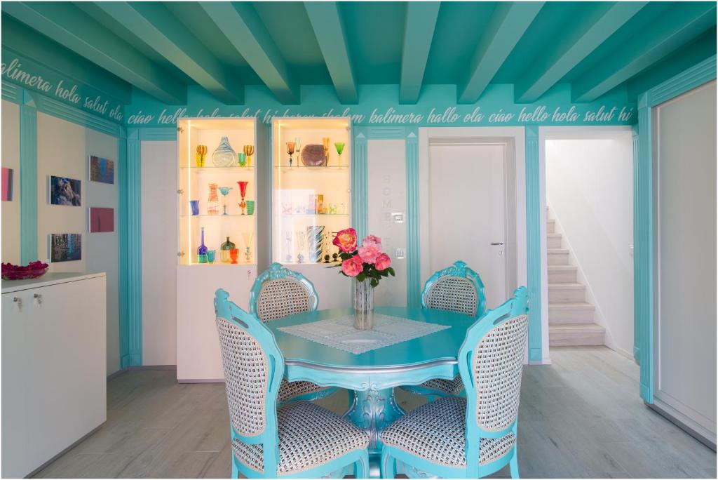 布拉诺岛Tiffany Home的蓝色的用餐室配有桌椅