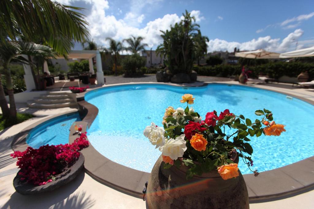 利帕里拉吉尔拉酒店的游泳池旁的花瓶里放着鲜花