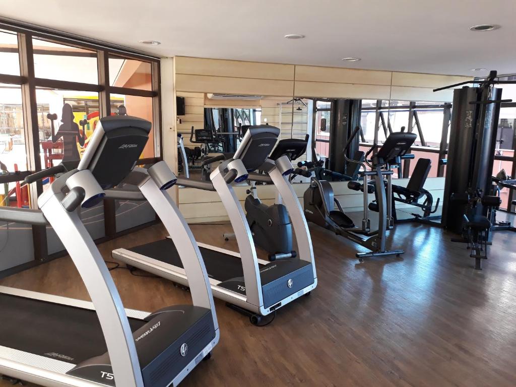 弗洛里亚诺波利斯ApartHotel no Jurerê Beach Village的健身房设有跑步机和椭圆机