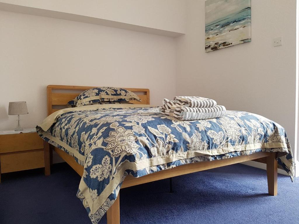 切斯特Alexandra Lodge Guest House的一间卧室配有一张带蓝色和白色棉被的床