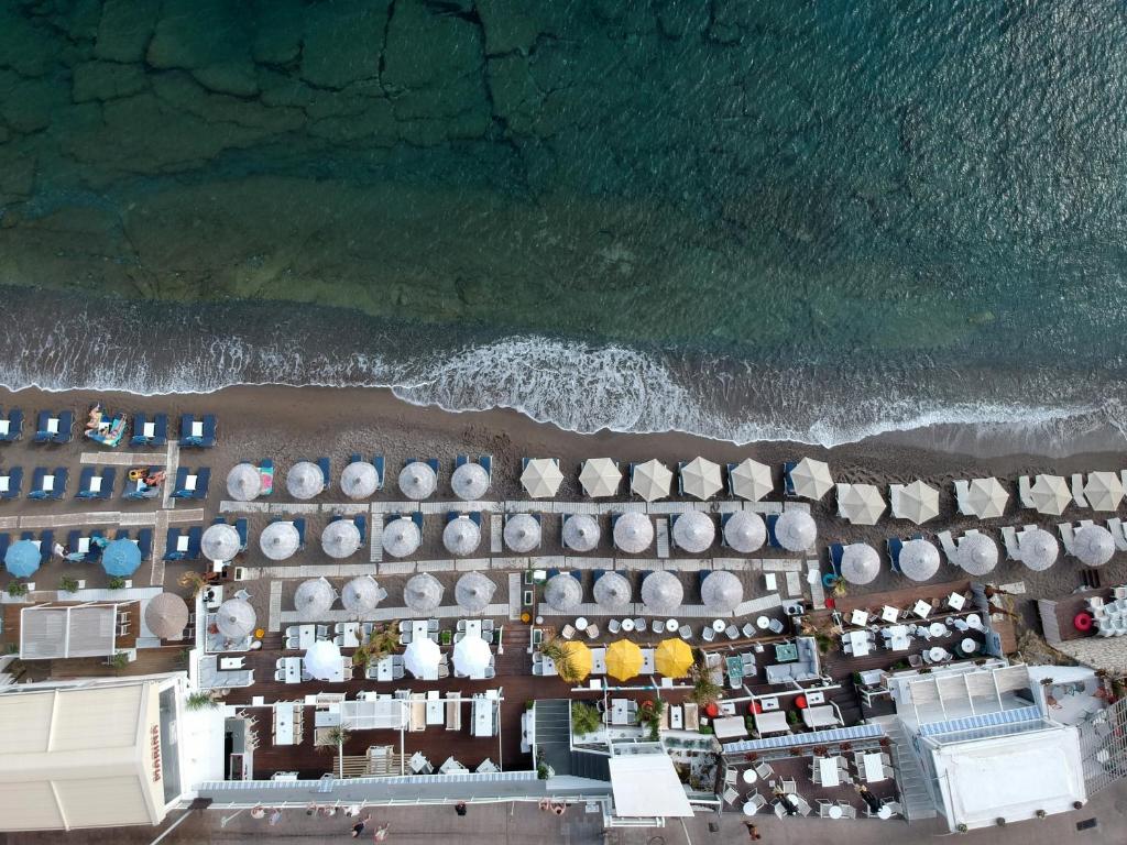 赫索尼索斯Kahlua Boutique Hotel的享有海滩和大海的空中景致