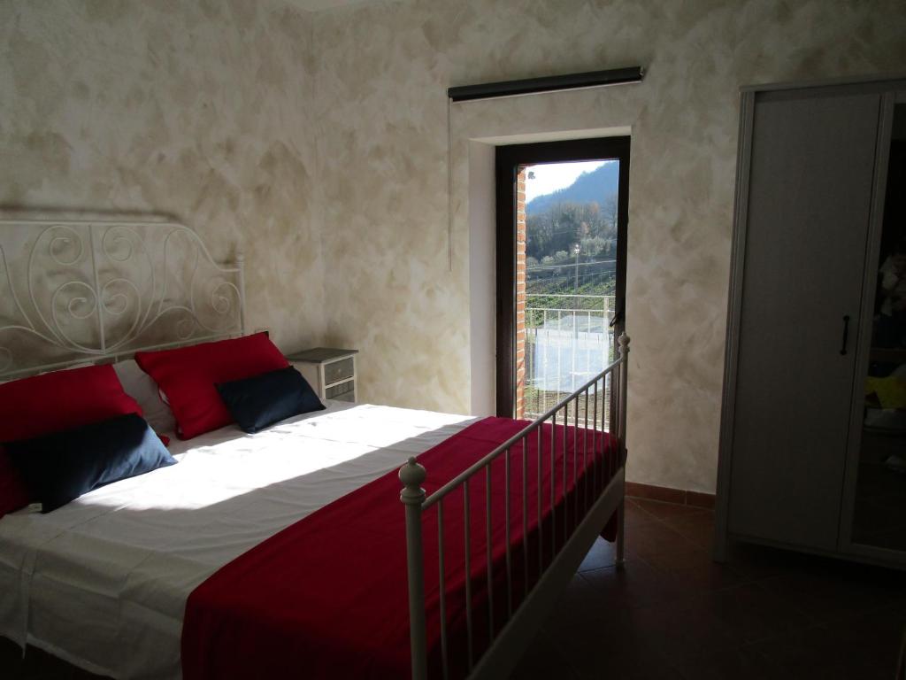 ColledanchiseAlla Contrada degli Asinelli的一间卧室设有一张大床和大窗户