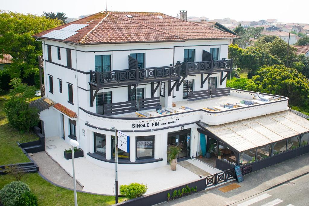米尼赞海滩Single Fin Hotel & Lodge的享有白色建筑的顶部景色,设有阳台