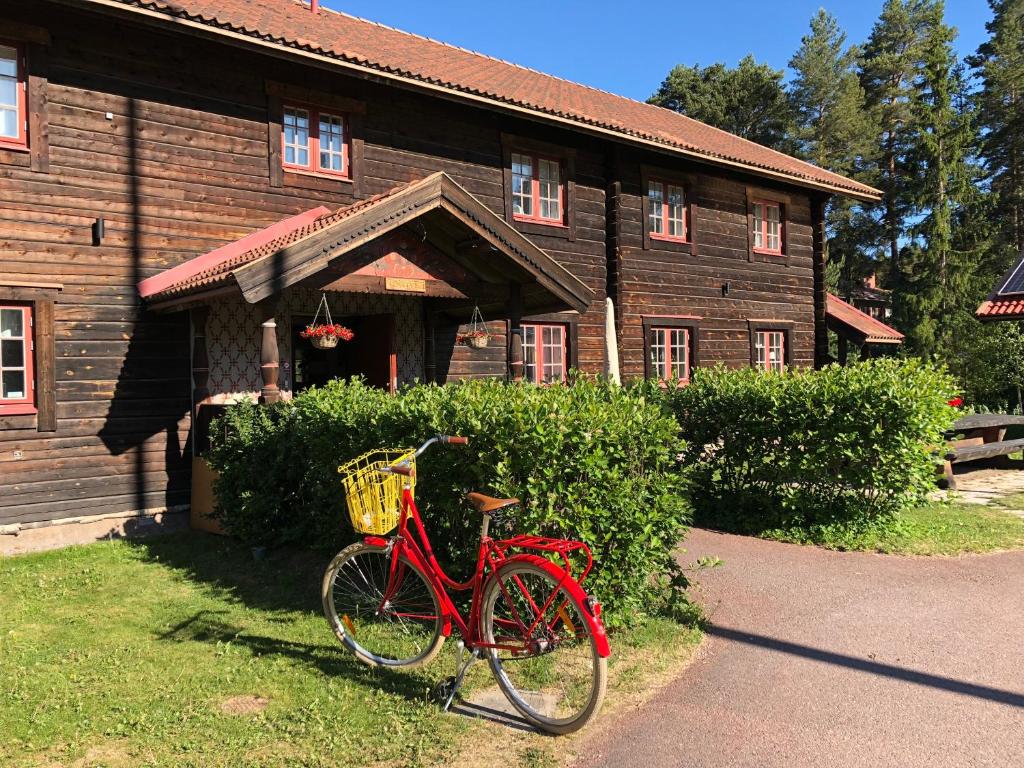 赖特维克Rättviksgårdens Vandrarhem的停在大楼前的一辆红色自行车