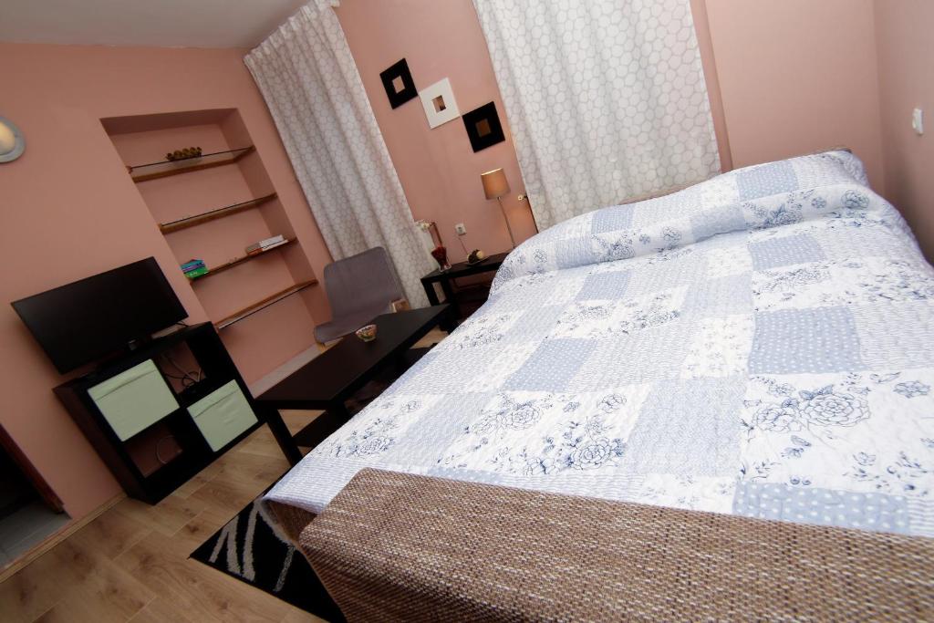 弗济内Apartment house Lalita的一间卧室配有一张带蓝色和白色被子的床