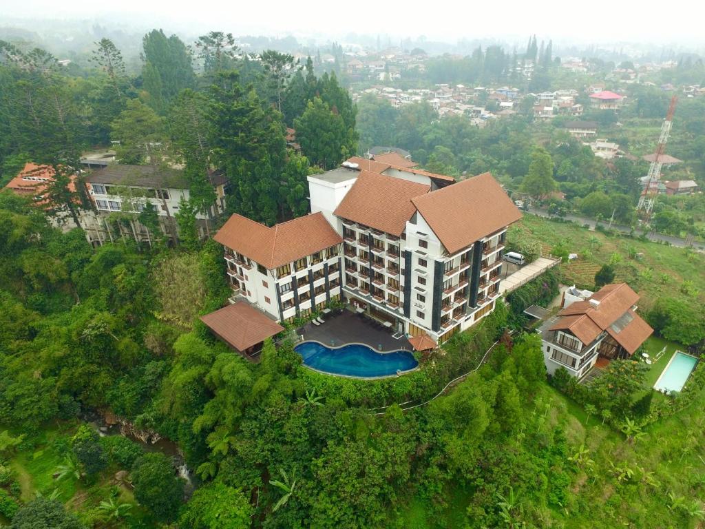 普卡The Grand Hill Resort-Hotel的享有带游泳池的建筑的空中景致