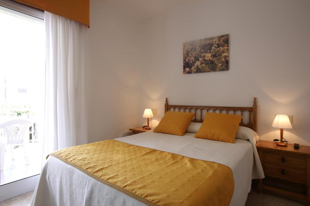波多诺伏圣罗克旅馆的一间卧室配有一张带两盏灯的床和一扇窗户。