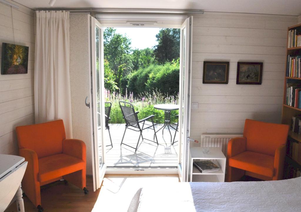 EkestadRoom In Ekestad的带2把椅子的客房和带桌子的庭院