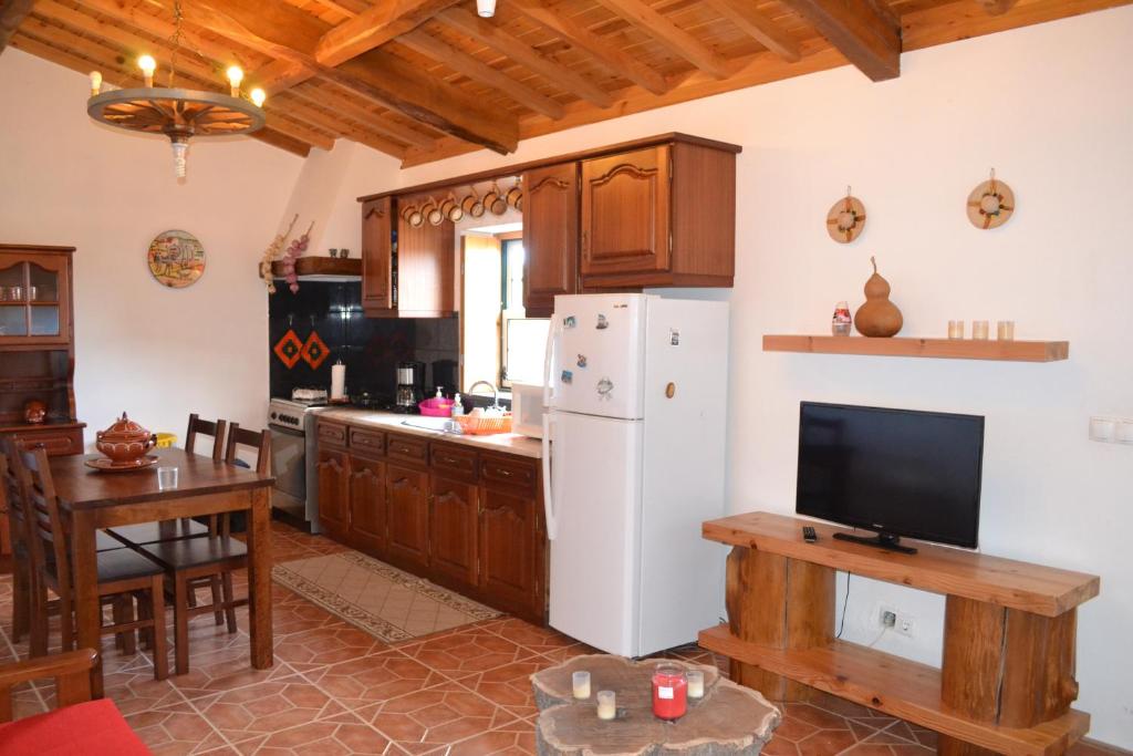 Porto MartinsAdega Mendes的厨房配有白色冰箱和桌子