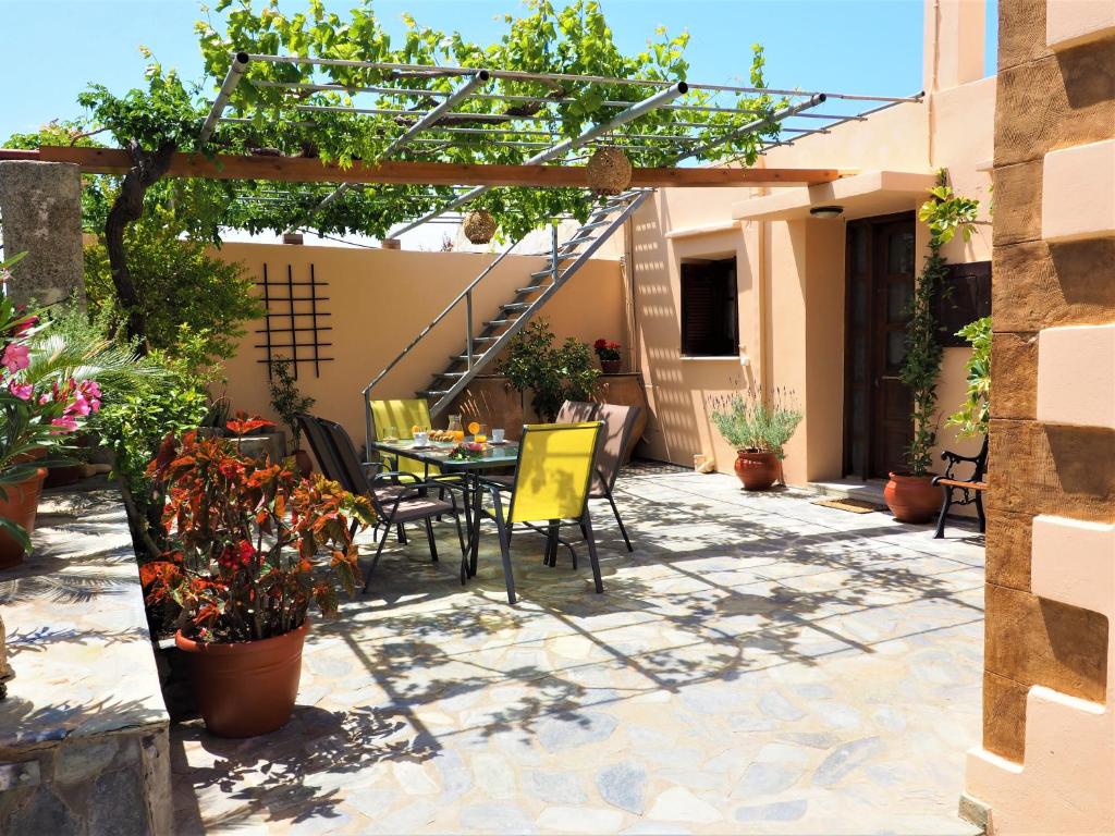 RodhopósTraditional Cretan Villa的庭院配有桌椅和植物