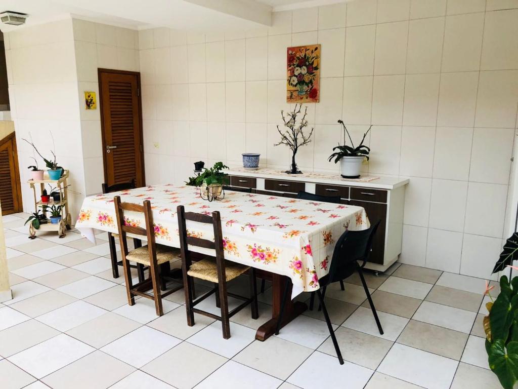 圣保罗Hospedagem Granville的一间厨房,里面配有桌椅