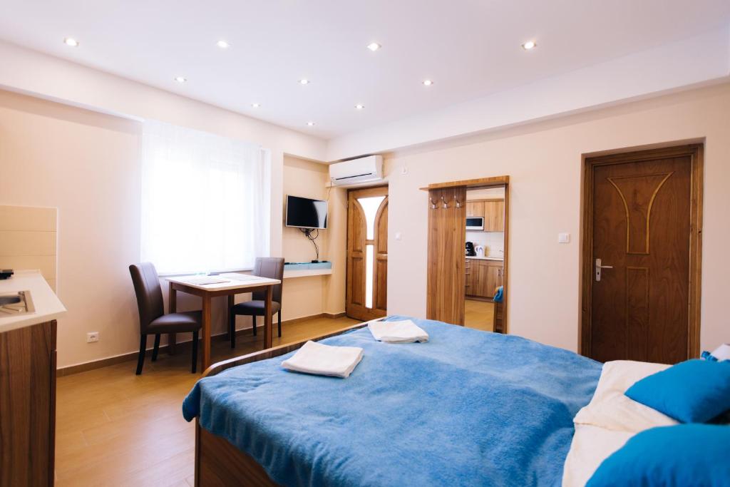 莫劳豪洛姆Lak6 Apartment的一间卧室配有蓝色的床和一张书桌