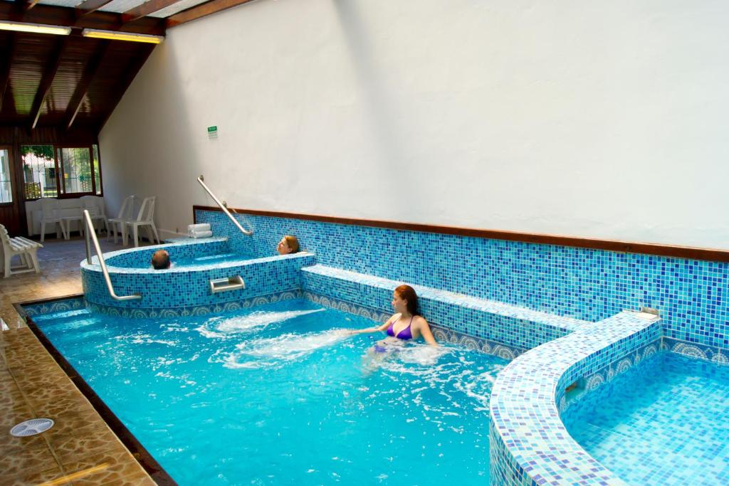 亚特兰蒂斯达阿根廷酒店的妇女在游泳池游泳