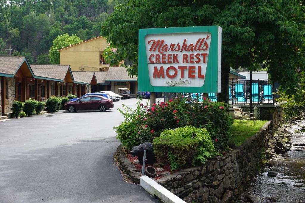 加特林堡Marshall's Creek Rest Motel的米奇亚斯溪休息汽车旅馆