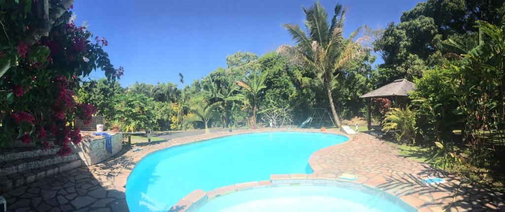 圣罗斯Matilona的一座种植了树木的庭院里的大型蓝色游泳池
